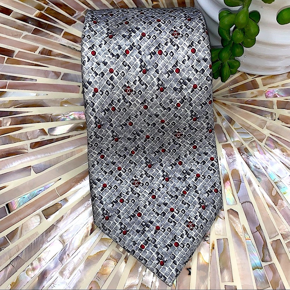 ꧁༒☬𝓡𝓮𝓼𝓮𝓻𝓿𝓮𝓭☬༒꧂
Please do not purchase! CHANEL SILVER 100% SILK LOGO TIE - Picture 2 of 15